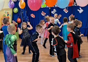 Dzieci naśladują elementy tańca.